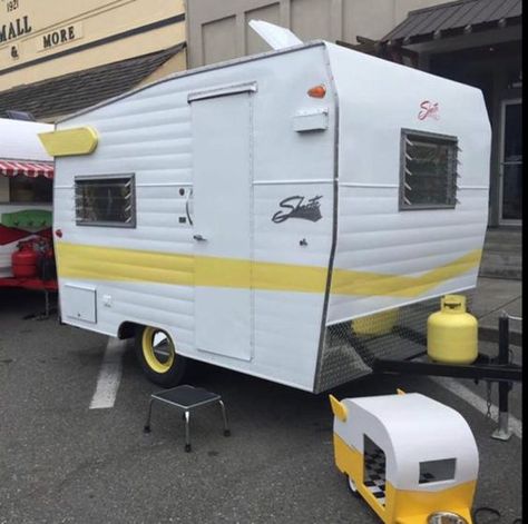 Vintage Camper Interior Ideas, Camper Interior Ideas, Trailer Exterior, Vintage Campers For Sale, Diy Travel Trailer, Shasta Compact, Rv Interior Design, Vintage Trailer Interior, Shasta Trailer