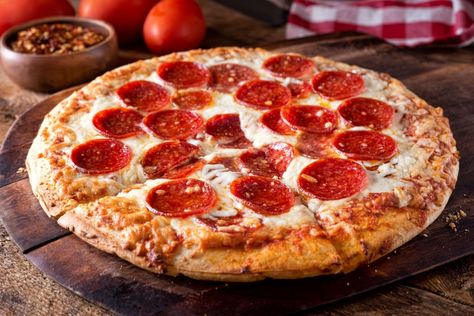 La pizza pepperoni es uno de esos platos que han creado mucha controversia, especialmente en Italia. Vayamos por partes. Aunque la palabra pepperoni suena a italiano por los cuatro costados, lo cierto es que no existe en la lengua de Dante. Sí existe el término peperoni, que hace referencia a los pimientos. Pepperoni, con dos... Leer Más Puedes ver el post Pizza Pepperoni | ITALIANA Receta Casera en la web de BABYCOCINA. Baked Pepperoni, No Yeast Pizza Dough, Pizza Pepperoni, Slow Roast Lamb, Roti Recipe, Brick Oven, Pizza Recipes Dough, Pizza Stone, Dough Recipe