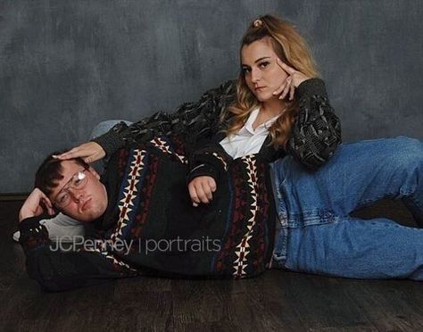 This Couple's JCPenney Engagement Photos Are Gloriously Awkward Jcpenny Photos, Awkward Family Pictures, Funny Couple Photos, Funny Photoshoot Ideas, Funny Couple Poses, Funny Engagement Photos, Jcpenney Portraits, Funny Couple Pictures, Awkward Photos