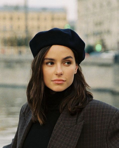 Black Beret Hat Outfit, Beret Aesthetic Outfit, Outfits With Berets, Beret Aesthetic, Baret Outfit, Beret Hat Outfit, Beret Outfits, How To Wear A Beret, Beret Outfit