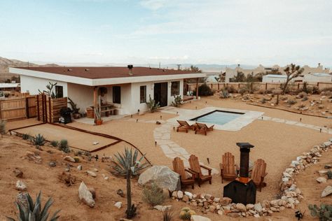 Joshua Tree California Desert Wild Airbnb Desert Ranch House Exterior, Dessert House Exterior, West Usa Road Trip, Desert Homesteading, Desert Modern House, Desert Home Exterior, Machine Elves, Desert Homestead, Joshua Tree Airbnb