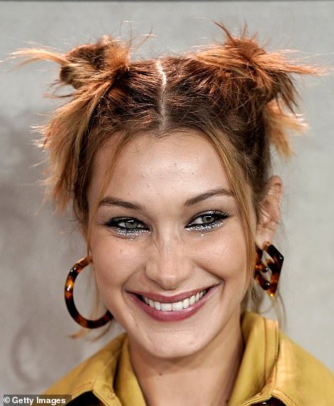 Hair today: She wore her hair in spiky buns in a 90s inspired moment... #bellahadid Bella Hadid Kendall Jenner, 2000s Hairstyles, 90s Grunge Hair, High Ponytail Hairstyles, Makeup Soft, Y2k Hairstyles, Photographie Portrait Inspiration, 90s Hairstyles, Recipe Healthy