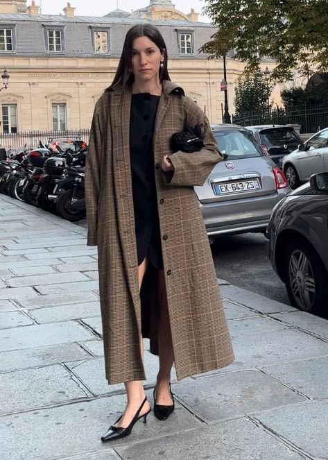 149: A Paris Fashion Week outfit diary - by laura reilly Laura Reilly, Paris Fashion Week Outfits, Bra Bags, Fashion Week Outfit, Charlotte Chesnais, Burberry Trench, Swedish Brands, Chic Baby, Pleated Trousers