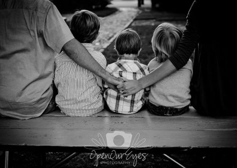 Family photography idea Family Picture Poses, Family Photo Pose, Photographs Ideas, Three Children, Foto Tips, Fall Family Photos, Foto Poses, Ideas Family, Family Posing