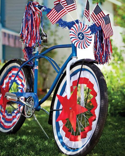 10 Easy DIY Patriotic Crafts at 31Daily.com 4th Of July Parade Bike Decorations, Red White And Blue Decorations, Bike Parade, Martha Stewart Holiday, Bike Decorations, Fourth Of July Ideas, 4th Of July Fun, Yankee Doodle Dandy, Blue Decorations