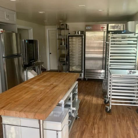 Small Commercial Bakery Kitchen Layout, Baker Kitchen Ideas, Bakers Kitchen Design Baking Station, Baking Shed, Small Bakery Kitchen Layout, Commercial Bakery Kitchen, Baking Studio Design, Baking Storage Ideas, Small Bakery Kitchen