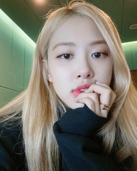 BLACKPINK-Rosé Instagram  @roses_are_rosie Instagram Roses, Bp Rosé, Rose Bp, Rose And Rosie, Got7 Yugyeom, Rosé Instagram, Rosie Posie, Park Rosé, Wendy Red Velvet