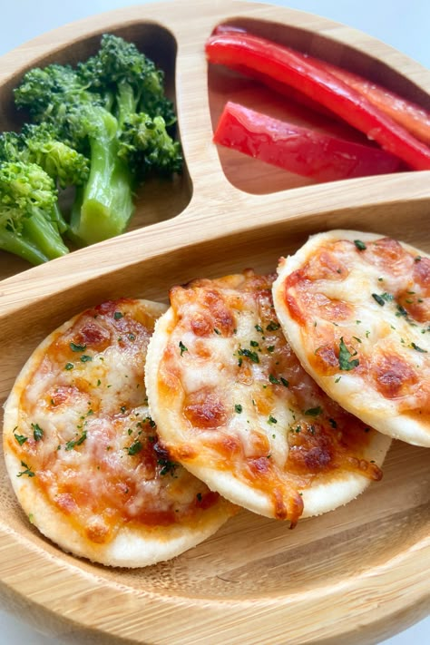 Easy Homemade Mini Pizzas - Feeding Tiny Bellies Blw Pizza Led Weaning, Easy Mini Pizzas, Foods For One Year Olds Meals, One Year Old Recipes Meals, Tiny Food Recipes, Easy Blw Dinner, Easy Lunch Ideas Toddler, Easy 10 Month Old Meals, Blw Easy Recipes