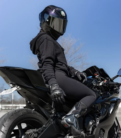 @sarahrides_ Motor Outfit, Motorcycle Female, Motorcycle Women Riders, Woman Motorcycle, Female Bikers, Motorcycle Aesthetic Woman, Girl Biker, Girl Biker Aesthetic, Moto Girl