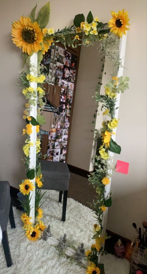 White border mirror with green and yellow flowers Flower Border Mirror, Diy Mirror Frame Ideas Flowers, Mirror With Flowers Around It, Body Mirror Decorating Ideas, Ideas Para Decorar Espejos, Mirror Border Ideas, Mirror Border Diy, Long Mirror Decorating Ideas, Diy Mirror With Lights