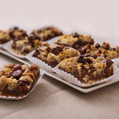 A delicate crumb base supports a creamy chocolate filling topped with chocolate chips and crunchy, butter cookie crumbs. Raspberry Crumb Bars, Crumb Cakes, Chocolate Blondies, Dark Chocolate Chip Cookies, Nestle Chocolate, Chocolate Crumbs, Christmas Eats, Crumb Bars, Best Baking