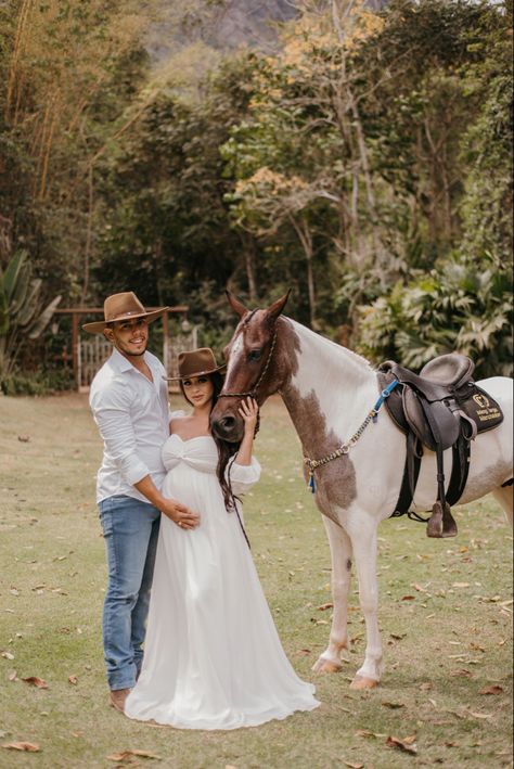 Stunning Maternity Photos, Family Shoot With Horses, Maternity Photo Shoot Ideas Western, Maternity Pictures With Horses, Country Maternity Photography, Country Maternity, Diy Maternity Photos, Maternity Picture Outfits, Cowboy Nursery