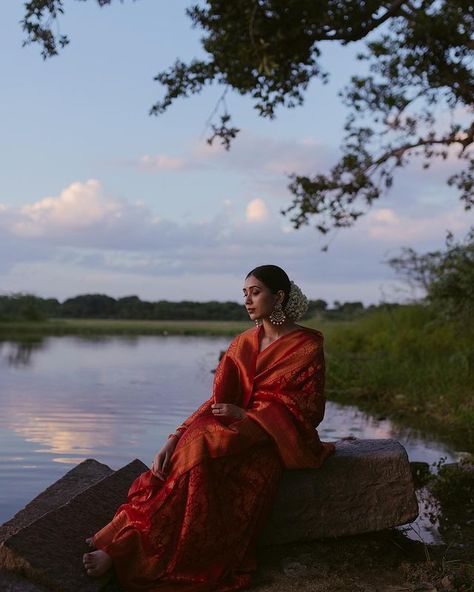 Cute Poses Female, Saree Shoot Outdoor, Onam Photoshoot Ideas Outdoor, Outdoor Traditional Photoshoot, Indian Dress Photoshoot, Outdoor Saree Photoshoot, Saree Editorial Shoot, Indian Outdoor Photoshoot, Traditional Saree Photoshoot Poses