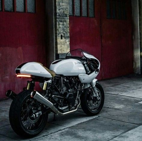 Ducati Archive — bike-exif: This very radical reworking of the... Buell Cafe Racer, Ducati Sport Classic 1000, Ducati Sport 1000, Ducati 1000, Ducati Classic, Ducati Monster 695, Scrambler Cafe Racer, Ducati Xdiavel, Ducati 999