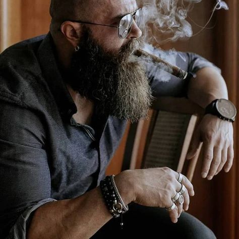 How to dress at the age of 40s by Roano Collection Biker Style Men, Barba Hipster, Beard Images, Bald Men With Beards, Beard And Mustache Styles, Long Beard Styles, Mustache Styles, Best Beard Styles, Men Bracelets