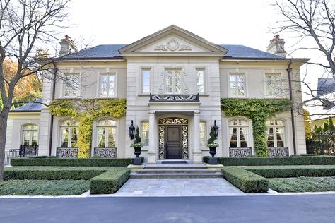 French Chateau Homes, Mansion Exterior, Classical House, Houses Exterior, French Style Homes, Mega Mansions, Luxury Garden, Beautiful Home Designs, Front Landscaping