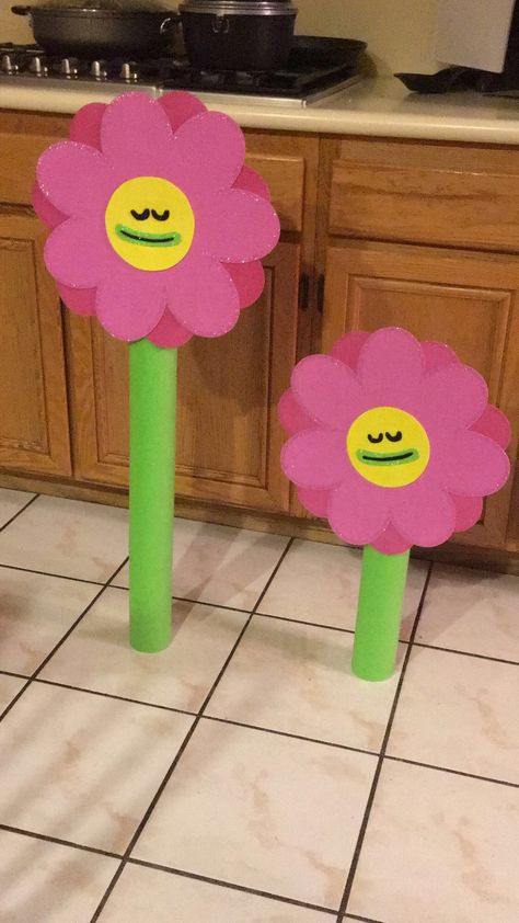 Trolls Center Piece Ideas, Trolls Christmas Decorations, Trolls Backdrop Ideas Diy, Trolls Float Parade, Trolls Arts And Crafts For Kids, Trunk Or Treat Trolls Theme, Trolls Two Year Old Party, Trolls Birthday Activities, Diy Trolls Decorations