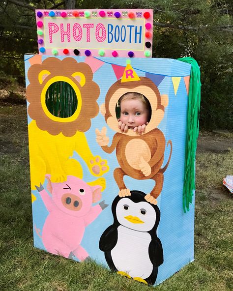 Selfie Booth Ideas, Selfie Booth, Photo Cutout, Booth Decor, Kids Face Paint, Photos Booth, Picture Boards, Extinct Animals, Party Animal