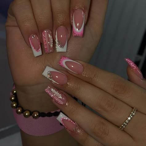 After fur nails, you probably thought that you had seen all the craziest nail art ideas. Nail Designs Almond, Acrylic Nails Almond Shape, Romantic Nails, Fancy Nails Designs, Nails Design With Rhinestones, Smink Inspiration, Girly Acrylic Nails, Dope Nail Designs, Almond Shape