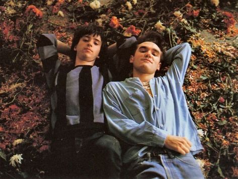 This image of Johnny Marr and Morrissey from the Smiths posed upon a bed of flowers was taken on the set of the first video for "This… Andy Rourke, Mike Joyce, The Smiths Morrissey, Female Perspective, Johnny Marr, Robert Smith, Charming Man, The Smiths, Morrissey