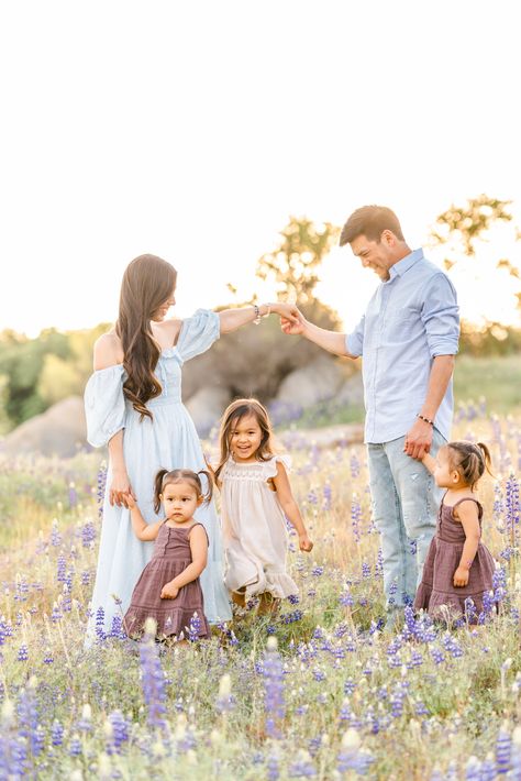 Family Of 5 Spring Picture Ideas, Family Pictures In Flower Field, Light Purple Family Pictures Outfits, Family Of 4 Spring Photos, Easter Family Photoshoot Ideas, Family Outfits For Photoshoot, Bluebonnet Family Photos What To Wear, Family Photos In Wildflowers, Family Pictures In Cotton Field