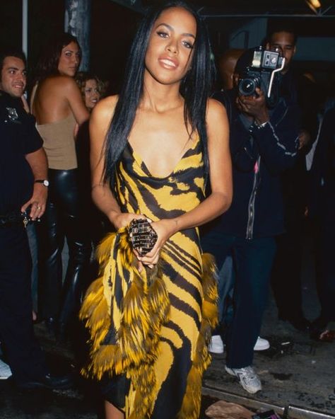 Rihanna Red Carpet, 90s 2000s Aesthetic, Aaliyah Aesthetic, Halle Berry Style, Aaliyah Hair, New York September, Party In New York, Aaliyah Style, Aaliyah Haughton