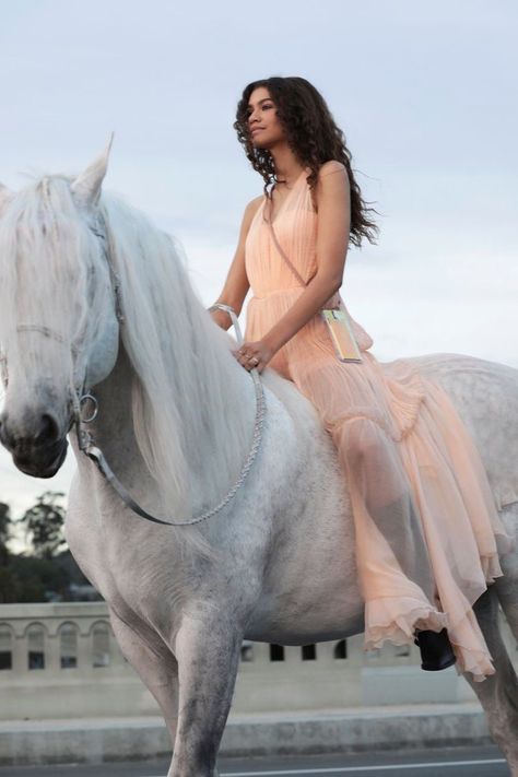 Zendaya Horse, Lancome Zendaya, Zendaya Perfume, Perfume Pink Aesthetic, Zendaya Lancome, Zendaya Photos, Zendaya Photoshoot, Mode Zendaya, Zendaya Hair