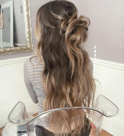 How to Style Long Hair. Messy bun tutorial Prom Hair Updo, Simple Prom Hair, Luxy Hair, Peinados Fáciles Para Cabello Corto, Hair Blog, Trending Hairstyles, Ash Blonde, Half Up Half Down, Up Girl