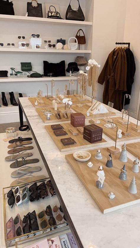 Chic Retail Store Design, Scandinavian Retail Design, Minimalist Boutique Interiors, Jewelry Boutique Display, Fall Boutique Display, Fashion Store Design Boutiques, Minimalist Store Design, Store Table Display, Store Design Boutique Inspiration