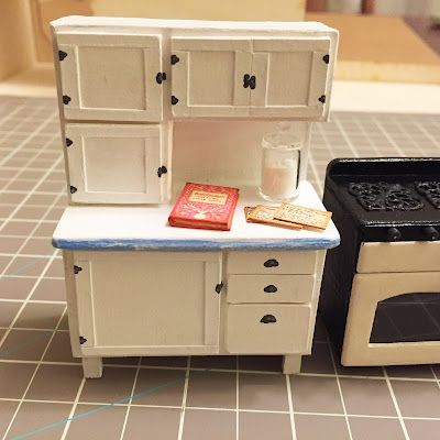 Dollhouse Furniture Tutorials, Hoosier Cabinet, Dollhouse Miniatures Kitchen, Dollhouse Miniature Tutorials, Diy Doll Miniatures, Miniature Dollhouse Furniture, Dollhouse Projects, Dollhouse Miniatures Diy, Miniature Rooms