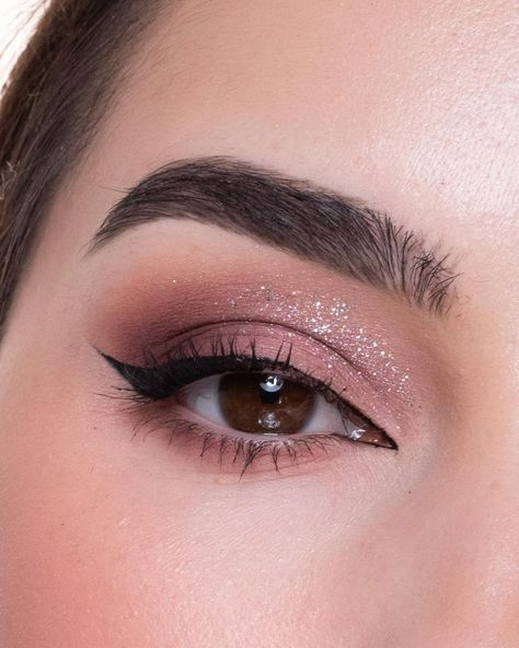 Glittery Holiday Eyeshadow Tutorial ✨ @hudabeautyshop pretty grunge palette* @profusion glitter palette* @urbandecaycosmetics 24/7 liquid… | Instagram Birthday Party Eyeshadow Looks, Glitter Eyeshadow Makeup Looks, Pink Glittery Eye Makeup, Glittery Eyeshadow Looks, Glittery Makeup Looks, Christmas Party Makeup, Holiday Eyeshadow, Golden Eye Makeup, Glittery Eye Makeup