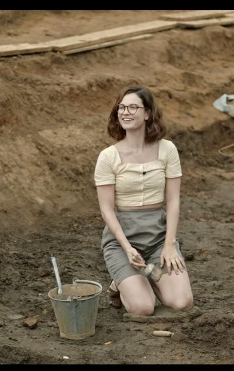 The Dig Lily James, The Dig Movie, Archeologist Aesthetic Outfit, Archeology Outfit, Archeologist Aesthetic, Archeology Aesthetic, Archaeology Aesthetic, Period Romance Movies, Carrie Mulligan