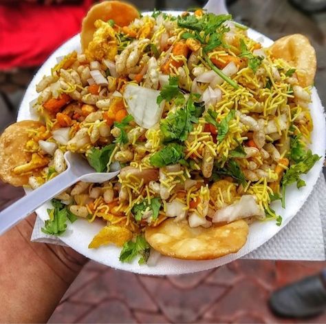 Papdi chaat Indian Chaat Aesthetic, Chaat Platter, Indian Fast Food, Delicious Food Image, Soul Food Dinner, Fire Food, Patties Recipe, Tastemade Recipes, Chaat Recipe