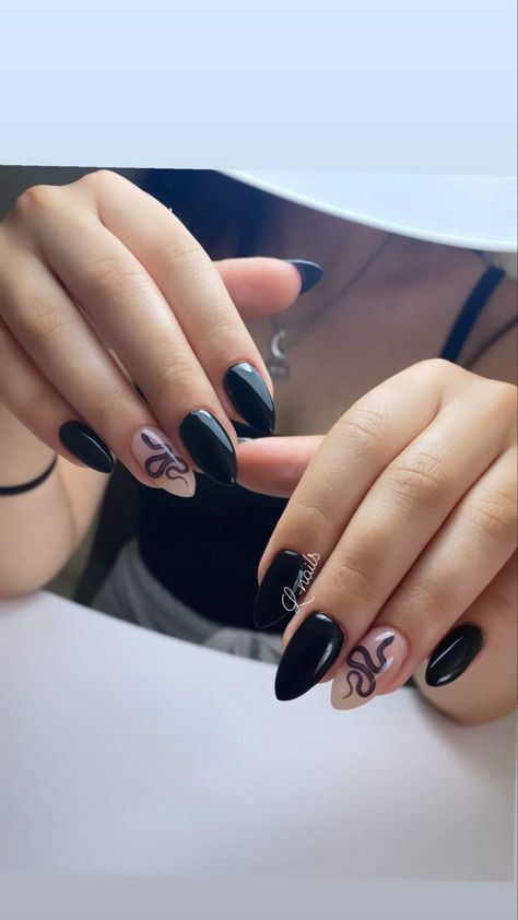 Black Minimalist Nails Almond, Medium Almond Acrylic Nails Black, Black Medium Almond Nails, Black Nails With Snake Design, Almond Snake Nails, Snake Inspired Nails, Snake Nails Designs Short, Short Snake Nails, Siyah Nail Art