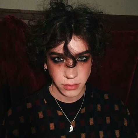 Men With Makeup Aesthetic, Guy Vampire Makeup, Vampire Man Makeup, Boy Makeup Looks, Boys With Makeup, Pretty Boy Makeup, Nb Makeup, Male Makeup Looks, Makeup Hombre