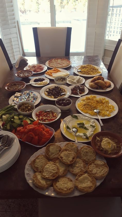 [I Ate] Homemade Arabic Breakfast #TTDD#TheThingsDadsDo Arab Food Table, Libyan Food Recipes, Arab Food Aethstetic, Breakfast Arabic, Arab Breakfast, Ramadan Breakfast, Arabic Breakfast, Slow Cooker Chicken Stew, Libyan Food