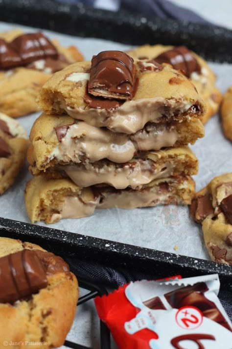 Kinder Bueno Cookies! - Jane's Patisserie Kinder Cookies Recipe, Bueno Cookies, Blondies Cookies, Cookies Stuffed, Bicarbonate Of Soda, Cookie Dough Balls, Gourmet Cookies, Sweet Treats Recipes, Dough Balls