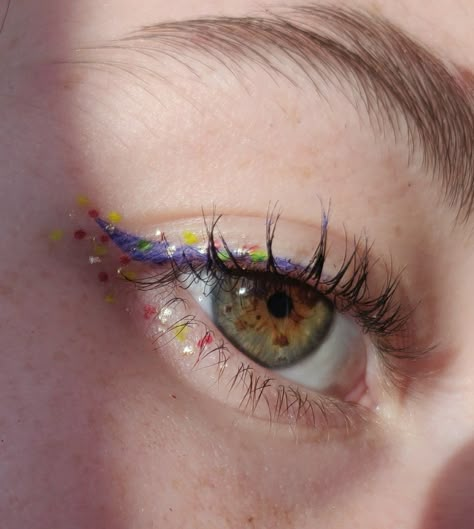 Minimalistic Eyeshadow, Fairy Makeup Aesthetic Natural, Artsy Eye Makeup, Soft Ethereal Makeup, Fairycore Makeup Looks Simple, Fae Aesthetic Eye Makeup, Faerie Aesthetic Makeup, Minimal Colorful Eyeshadow, Artsy Makeup Look