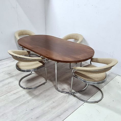 Space Age Dining Table, Space Age Dining Room, Space Age Aesthetic Interior, Modern White Dining Table, Pop Furniture, Modern Dinner Table, Retro Dining Table, Retro Dining Rooms, Metal Dining Set