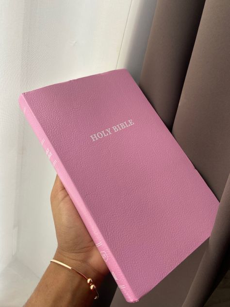 Bible Aesthetic Pink, Pink Bible Aesthetic, Prayer Vision Board, Pink Bible, Cute Bibles, Comforting Bible Verses, Inspire Bible Journaling, Godly Life, Christian Bible Study