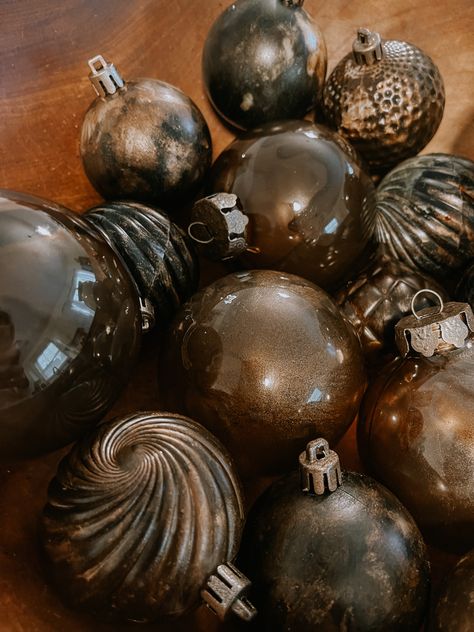 Dark Academia Christmas Tree, Christmas Tree Color Schemes 2023, Diy Brown Christmas Ornaments, Diy Feather Ornaments, Dark Christmas Ornaments Diy, Easy Diy Holiday Decor, Unique Christmas Ornaments To Make, Diy Flocked Ornaments, Diy Brown Ornaments