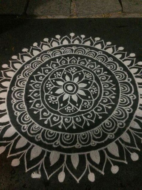 Rangoli Drawing Ideas Paint, Bengali Alpona, Paint Rangoli, Alpona Art, Alpana Designs, Mehndi Mandala, Chikku Kolam, Colorful Doodles, Indian Henna Designs