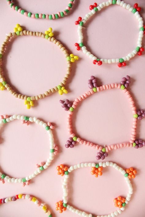 Fruit Necklace Beads, Perlesmykker Diy, Fruit Bracelets, Beaded Fruit, Simple Beaded Bracelets, Fruit Bracelet, Bracelet Business, Seed Bead Bracelets Tutorials, Seed Beads Diy