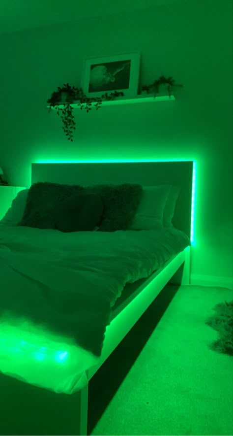 Tiny Bedroom Ideas For Men, Night Aesthetic Bedroom, Aesthetic Bedroom Dark, Cosy Beds, Led Strip Ideas, Modern Mens Bedroom, E Girl Room, Led Linear Lighting, City Grunge