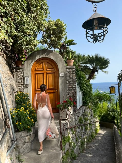 Italian Coast Fashion, Positano Amalfi Coast, Amalfi Coast Dress, Amalfi Coast Aesthetic Outfit, Italy Coast Aesthetic, Italian Beach Outfits, Amalfi Coast Instagram Pictures, Positano Outfits Style, Italian Beach Aesthetic