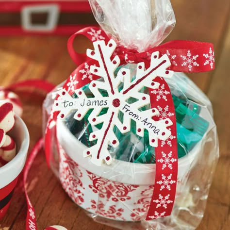 DIY Christmas Treat Filled Ceramic Ramekin Gift Wrapping Idea Christmas Containers For Treats, Christmas Tin Treats Gift Ideas, Cookie Tin Christmas Gift, Christmas Baking Jars Holiday Gifts, Cookie Tins For Christmas, Diy Christmas Treats, Christmas Treats For Gifts, Handmade Gifts For Boyfriend, Handmade Birthday Gifts