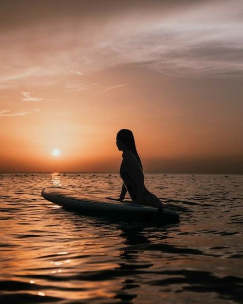 Surf Photoshoot, Paddle Boarding Pictures, Woman Traveling, Surf Photos, Surfing Aesthetic, Paddle Surf, Surf Aesthetic, Sunset Surf, Surfing Pictures