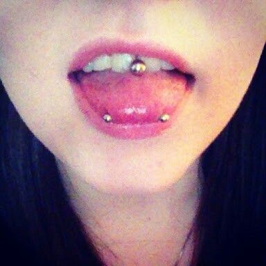 snake eyes with tongue piercing Horizontal Tongue Piercing, Snake Eyes Tongue Piercing, Snake Eyes Piercing, Ashley Piercing, Snake Bite Piercing, Tongue Piercing Jewelry, Eye Piercing, Cool Piercings, Teeth Jewelry