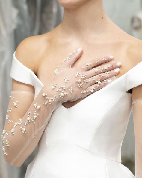 Wedding Gloves With Dress, Wedding Dress With Gloves, Gloves Wedding Dress, Gloves Ideas, Plunging Neckline Wedding Dress, Bride Gloves, Beaded Gloves, Accessory Inspo, Reem Acra