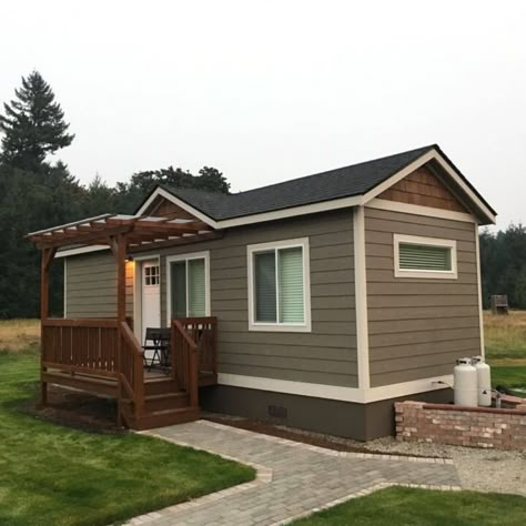 Green Tiny House, Rustic Tiny House, Tiny Farmhouse, Tiny House Exterior, Small Home Ideas, Small Tiny House, Shed To Tiny House, Tiny House Layout, Building A Tiny House